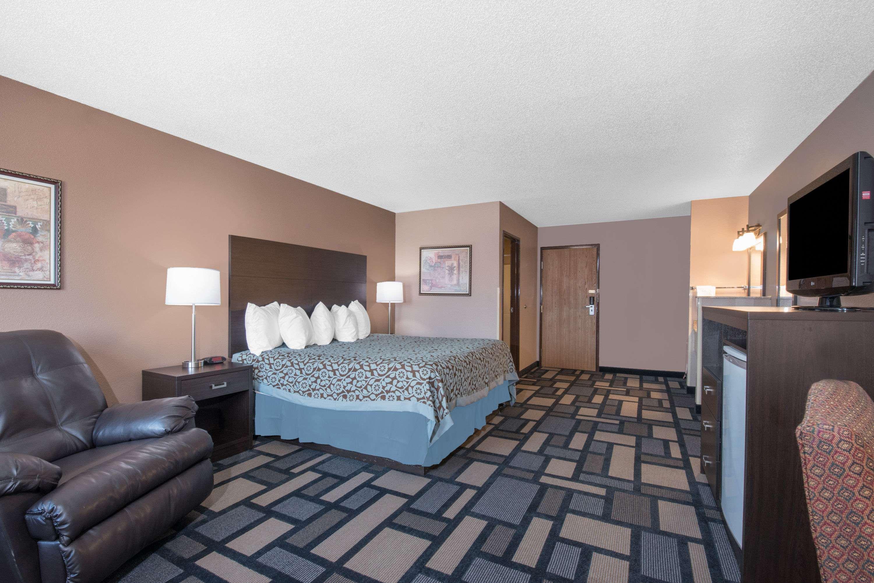Days Inn By Wyndham Watertown Extérieur photo