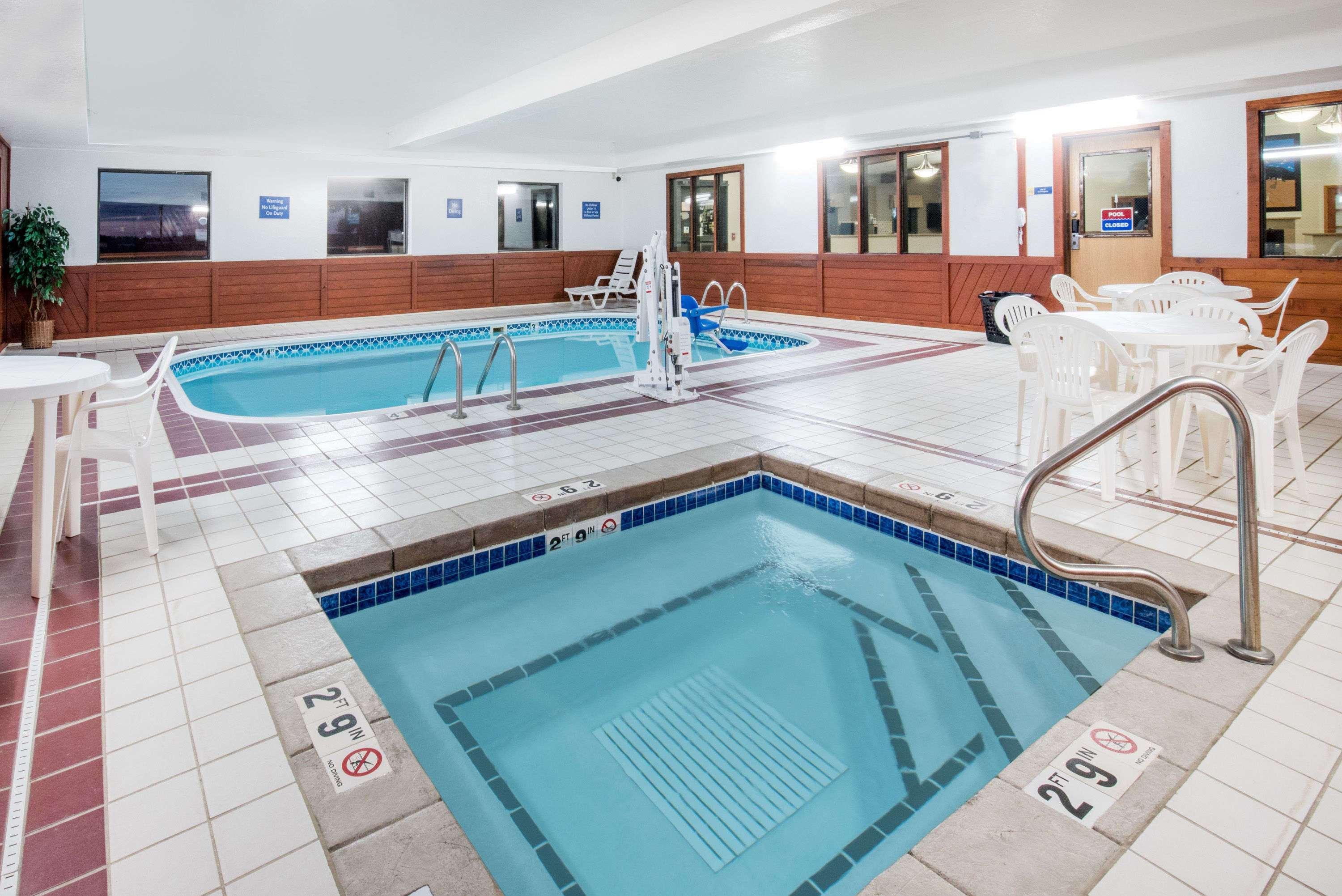 Days Inn By Wyndham Watertown Extérieur photo