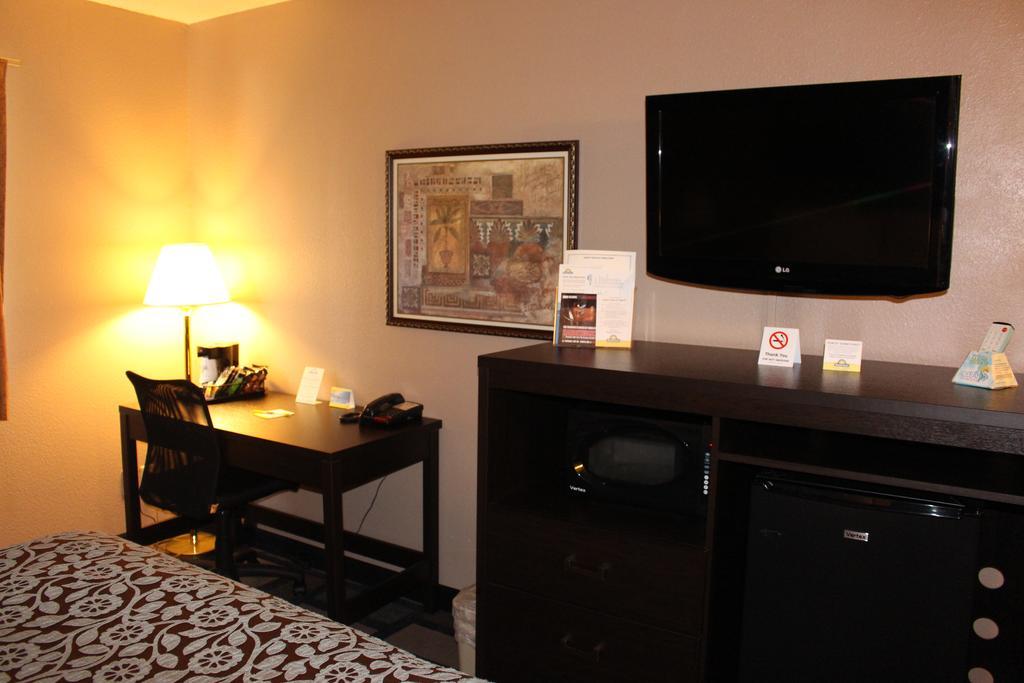 Days Inn By Wyndham Watertown Extérieur photo