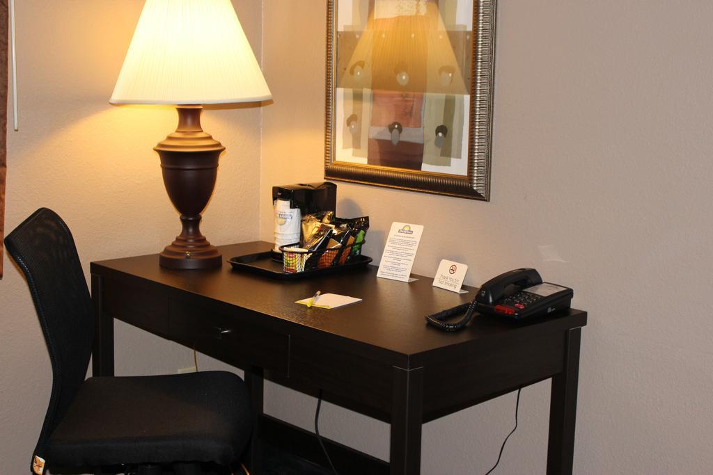 Days Inn By Wyndham Watertown Extérieur photo